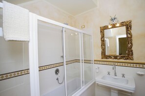 Bruser, hårtørrer, bidet, håndklæder