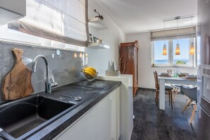 Réfrigérateur, micro-ondes, plaque de cuisson, lave-vaisselle