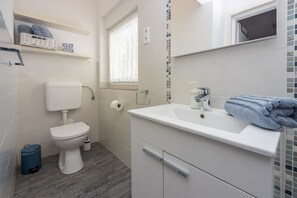 Shower, hair dryer, towels - Modern flat with WiFi, air conditioning, 850 metre beach (Crikvenica)