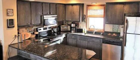 Kochgeschirr/Geschirr/Besteck, Esstisch