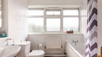 Apartment | Bilik Mandi | Gabungan pancuran/tab mandi, tab mandi rendaman dalam, pengering rambut