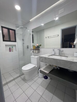 Shower, hair dryer, towels, soap - Condo Just 2 Blocks from the Beach—Downtown Delight! (Playa del Carmen)