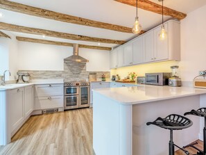 Een vaatwasser, een kinderstoel