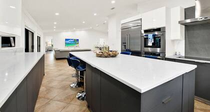 Naples Oasis: Heated Pool, Gazebo, Grill Retreat