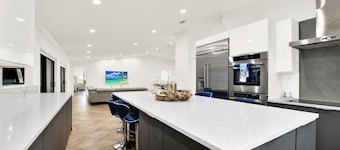 Naples Oasis: Heated Pool, Gazebo, Grill Retreat