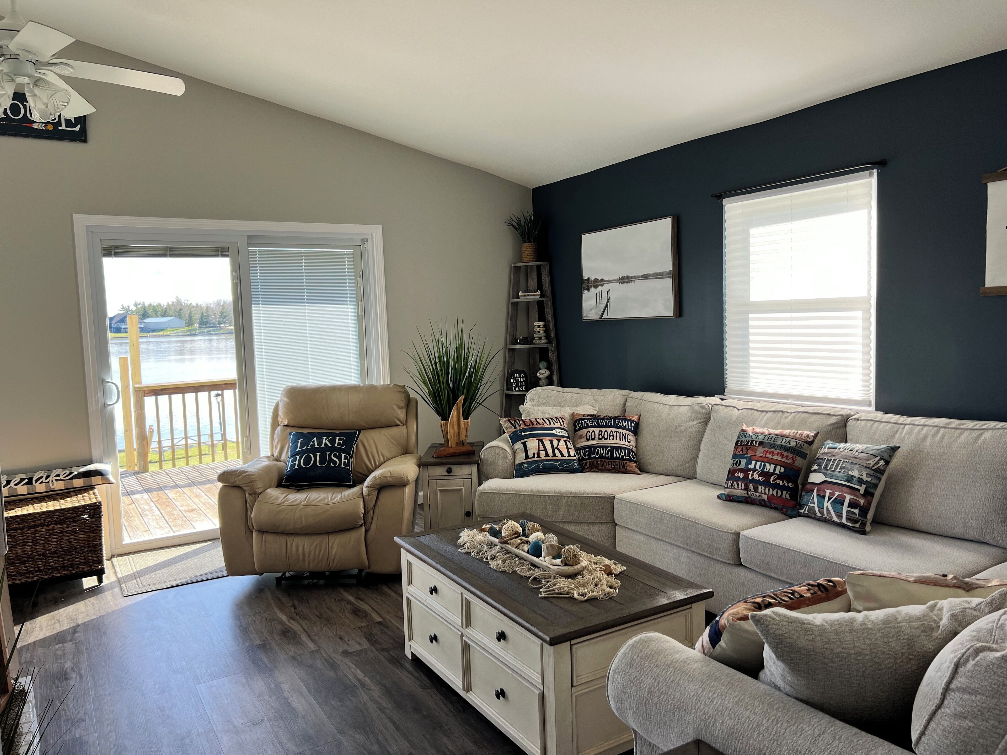 Lake Front Cottage with pontoon available for rent 