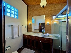 Familie chalet | Badkamer | Een bidet, handdoeken, zeep, toiletpapier