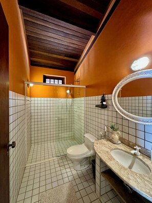 Un baño con ducha, inodoro y lavamanos.