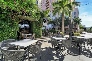 Outdoor dining - ArtHouse · Art Inspired Dream Home + Pool + Beaches + SRQ (Sarasota)