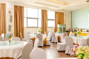 A banquet hall with round tables, white chairs, and floral centerpieces. - Jinxuan Hotel (Zhengzhou South Third Ring Road) (Zhengzhou)