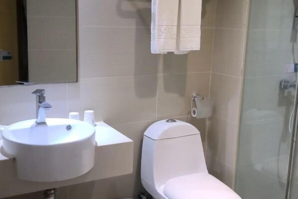 A bathroom with a sink, toilet, and shower. - Jinxuan Hotel (Zhengzhou South Third Ring Road) (Zhengzhou)