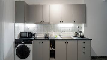 Frigorifero, microonde, piano cottura, macchina per tè/caffè