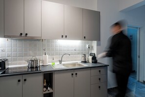 冷蔵庫、電子レンジ、コンロ、コーヒー / ティーメーカー