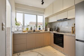Frigorífico, microondas, horno y cafetera o tetera