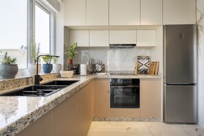 冷蔵庫、電子レンジ、オーブン、コーヒー / ティーメーカー