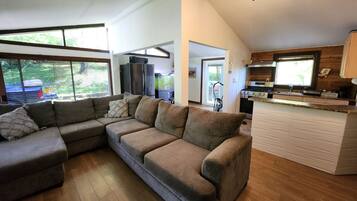 Smart-TV, bøker og stereoanlegg