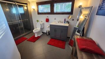 Hårføner, håndklær, såpe og sjampo