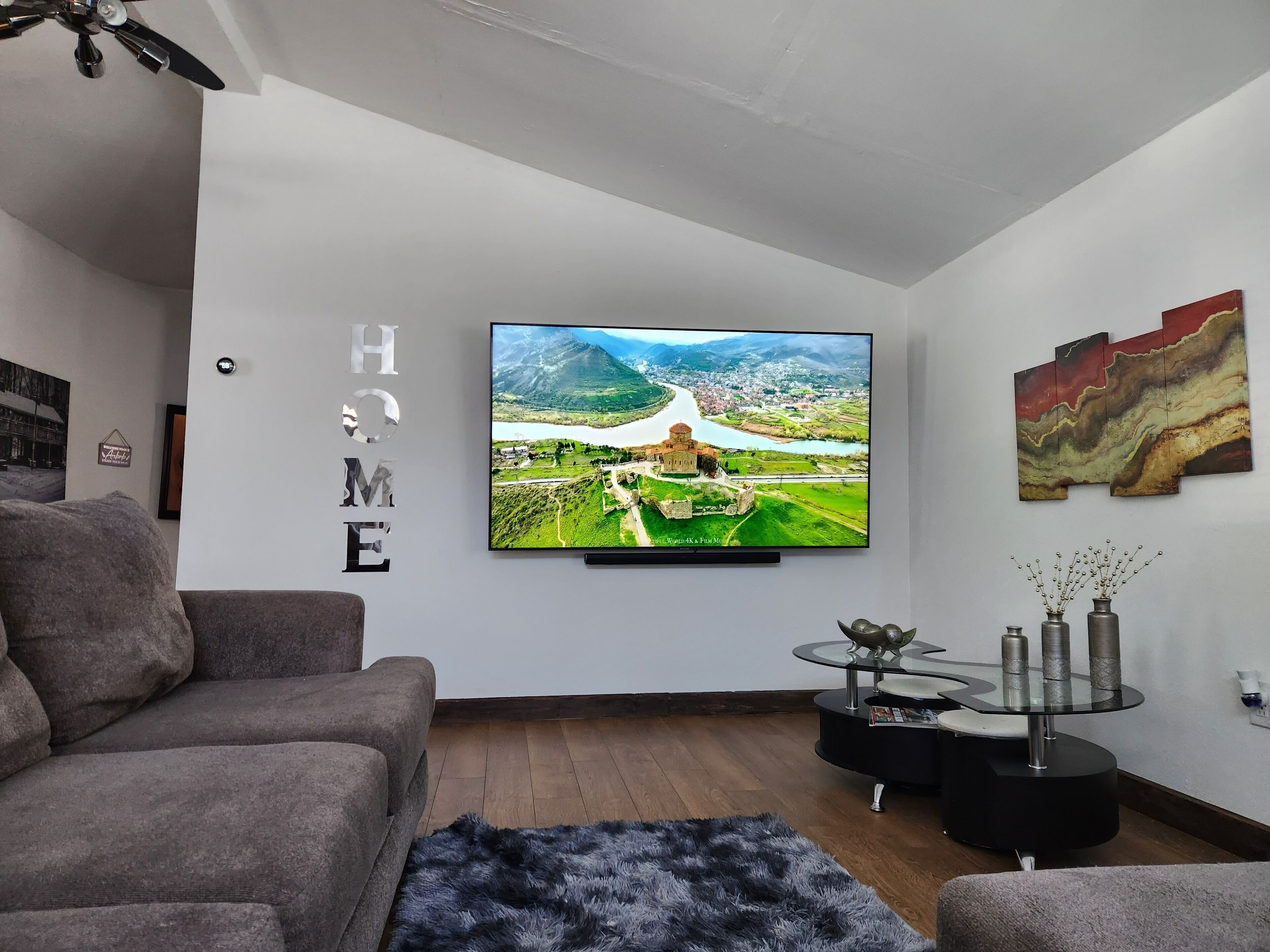 Smart-TV, Bücher, Stereoanlage