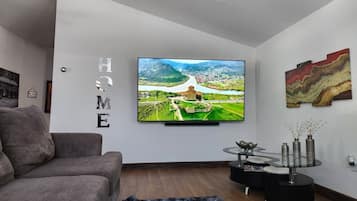 Smart-TV, Bücher, Stereoanlage