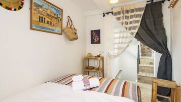 1 habitación, tabla de planchar con plancha, wifi gratis y ropa de cama