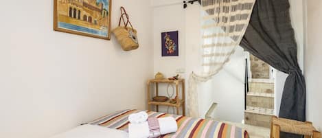 Tabla de planchar con plancha, wifi gratis y ropa de cama