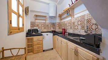 Refrigerador, microondas, cafetera/tetera, tetera/pava eléctrica