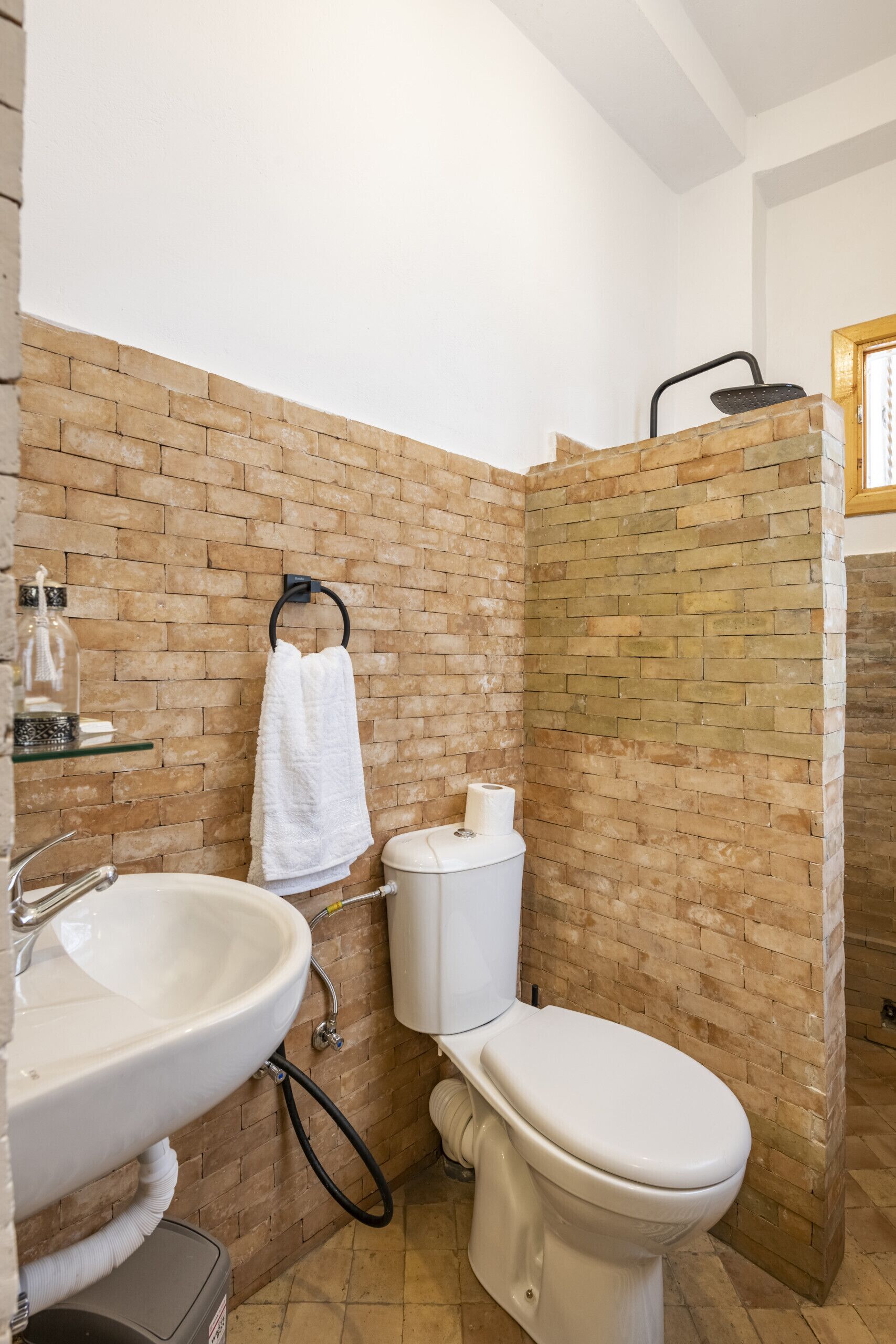 Ducha, secador de pelo, toallas, shampoo