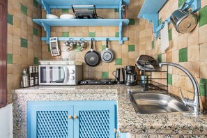 Refrigerador, microondas, cafetera/tetera, tetera/pava eléctrica