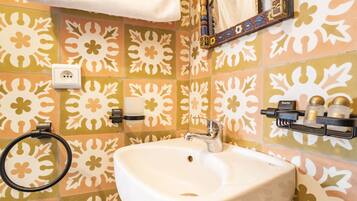 淋浴設備、風筒、提供毛巾、洗頭水