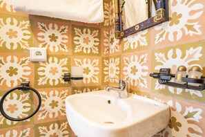 Shower, hair dryer, towels, shampoo