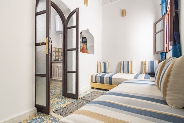 Tabla de planchar con plancha, wifi gratis y ropa de cama