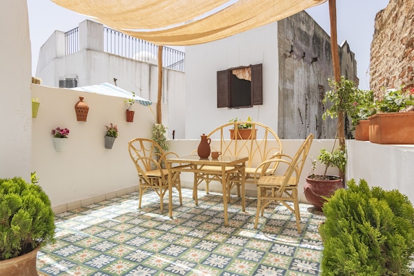 Détendez-vous et dînez en plein air sur notre patio privé.
