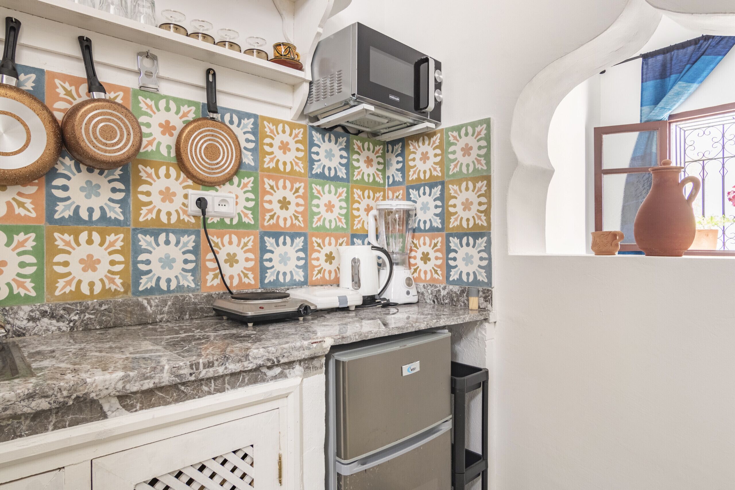 雪櫃、微波爐、咖啡機/沖茶器、電熱水壺