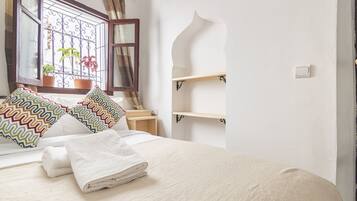 Een strijkplank/strijkijzer, gratis wifi, beddengoed