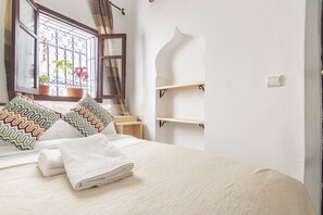 Tabla de planchar con plancha, wifi gratis y ropa de cama 