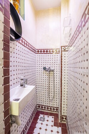 Shower, hair dryer, towels, soap - Dar Sandra Moroccan Tiny House (Tanger)
