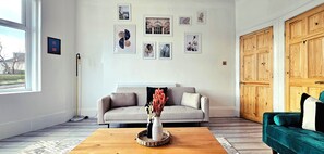 獨棟房屋, 花園景觀 | 起居區 | 43-吋智慧型電視、數位頻道、串流服務