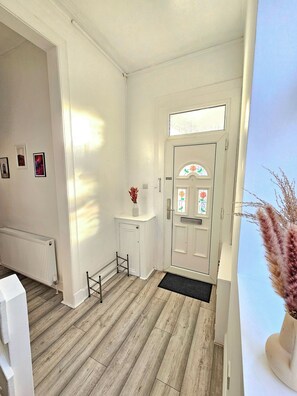 Interior entrance - Spacious Haven with Free Parking (Glasgow)