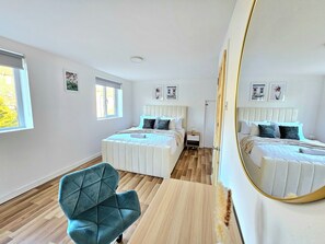 House, Garden View - Spacious Haven with Free Parking (Glasgow)