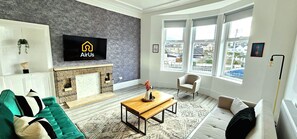 Huis, uitzicht op tuin | Woonruimte | Een 43-inch smart-tv met digitale zenders en streamingdiensten