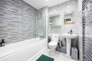 Apartemen | Kamar mandi | Kombinasi shower/bathtub, bathtub besar, pengering rambut, dan handuk