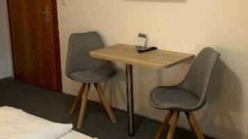 Basic-Zweibettzimmer | Schreibtisch, kostenloses WLAN