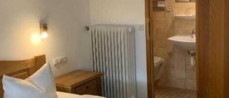 Habitación básica con 2 camas individuales | 1 dormitorio, escritorio, wifi gratis