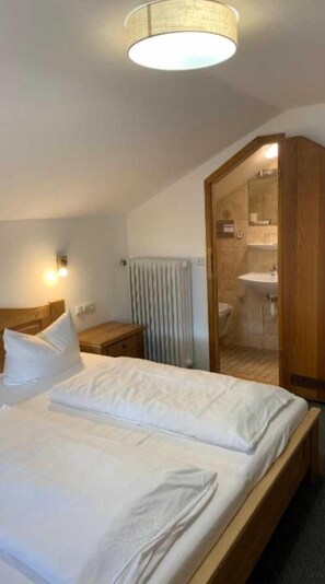 Basic Twin Room | Desk, free WiFi