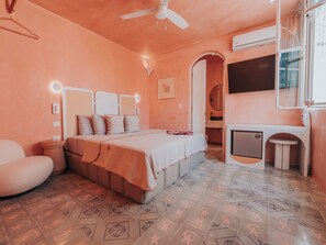 A bedroom with a bed, bedside table, and a small desk with a chair. - Casa Amate 61 - Mérida Centro (Mérida)