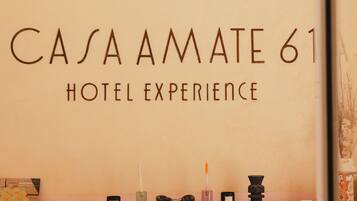 Un mostrador de recepción con un cartel que dice "CASA AMATE 61 HOTEL EXPERIENCE".