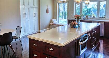 Luxurious, comfortable pool home in Buffalo, minutes from Niagara Falls