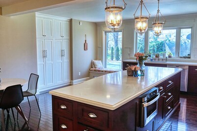 Luxurious, comfortable pool home in Buffalo, minutes from Niagara Falls