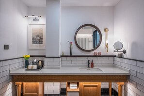 A modern bathroom with a double sink, a large mirror, and a wall-mounted light fixture. - Manxin Hotel Shanghai Songjiang Yunjian (Shanghai)