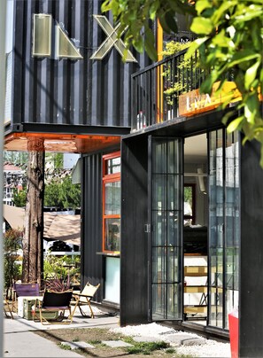 Un edificio moderno con fachada negra, ventanas amplias y una señalización visible que dice 'LUX'.